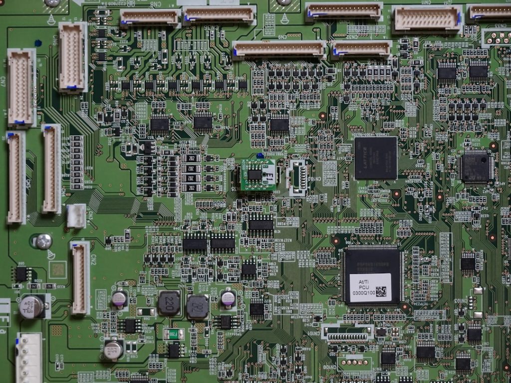 guide complet pour la sélection des composants électroniques : conseils, critères et astuces pour choisir les meilleurs éléments pour vos projets électroniques.