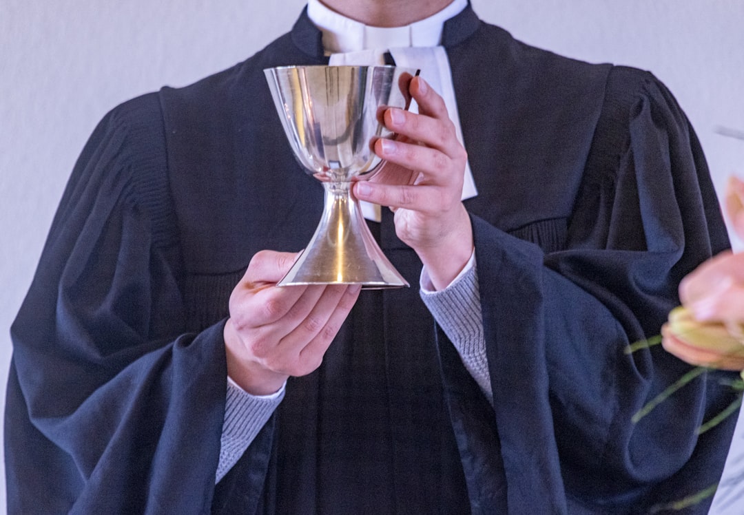 avocat spécialisé en droit de la famille, offrant conseil et représentation pour les divorces, garde d'enfants, pensions alimentaires et autres affaires familiales.