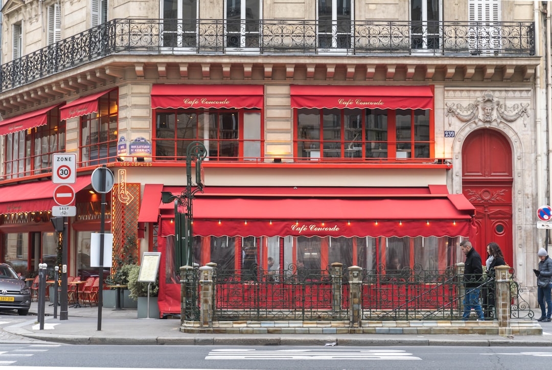 découvrez le guide ultime des bars à paris : adresses incontournables, ambiances variées et conseils pour profiter pleinement de la vie nocturne parisienne.