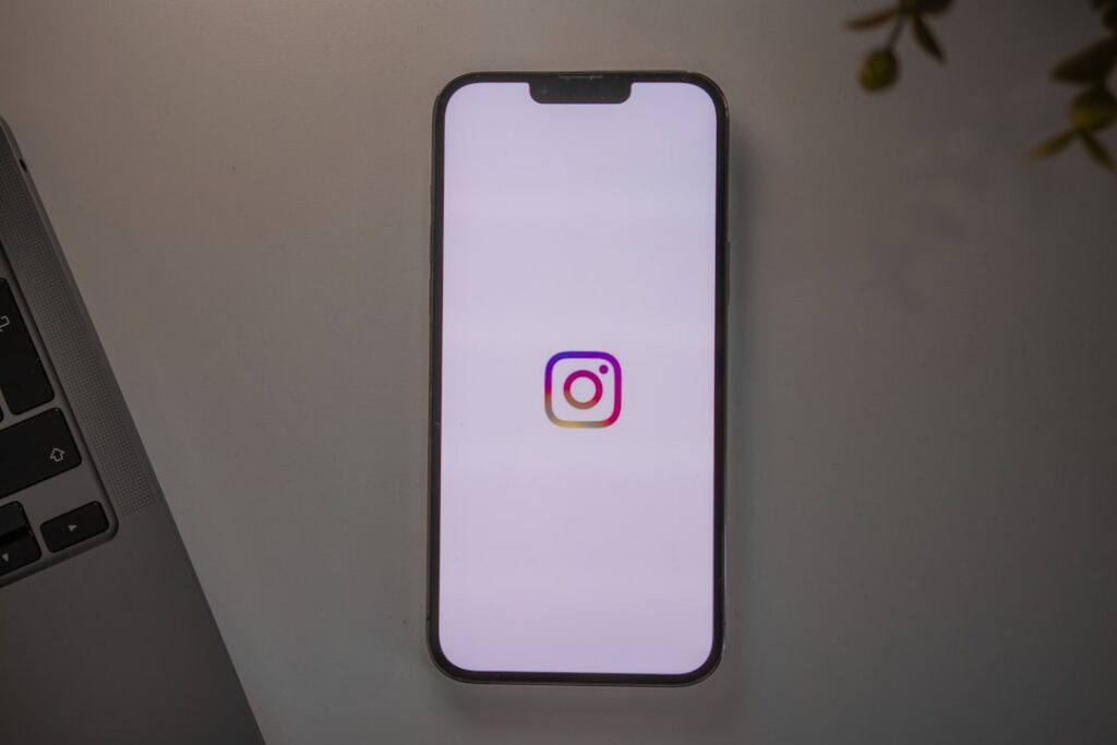 découvrez comment visualiser discrètement les stories instagram de vos amis, célébrités ou comptes publics avec notre outil facile d'utilisation.
