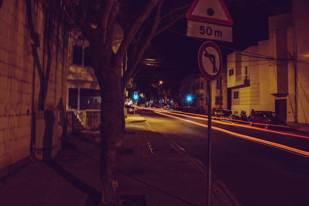 découvrez la réglementation sur le bruit nocturne pour protéger votre tranquillité et respecter les normes en vigueur.